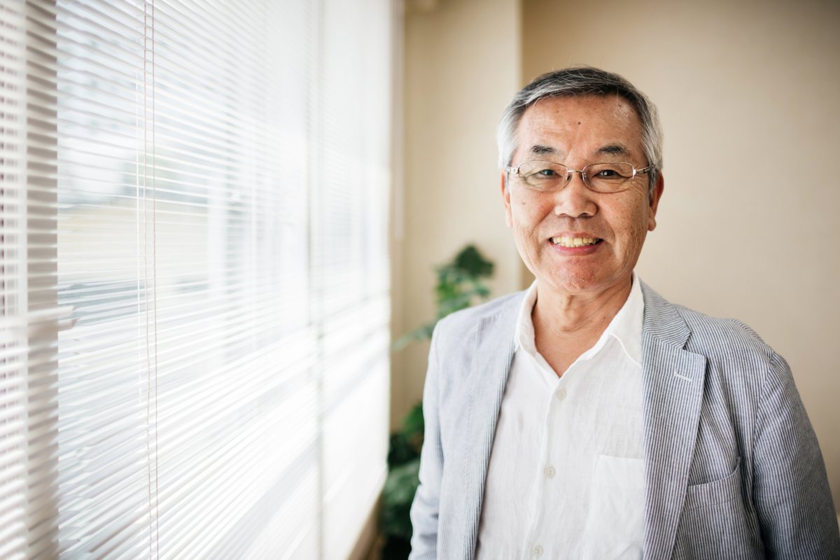 笑顔で立つシニアの男性