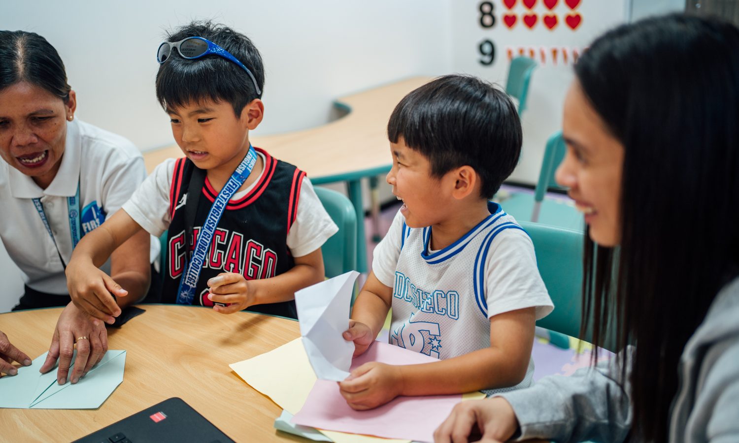 フィリピン人の先生2人と、工作をしながら英語を学ぶ日本人の男の子2人(First English)
