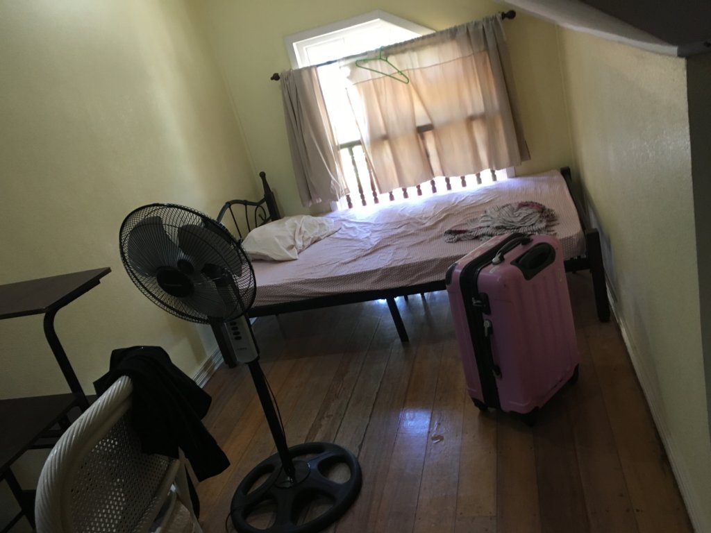 語学学校の寮の部屋(ベッド・扇風機・机)