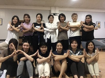 語学学校で、ほかの留学生と並んで写る人たち