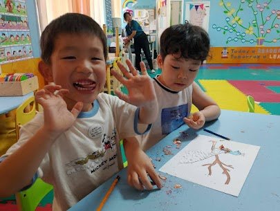教室で絵を描く子どもたち