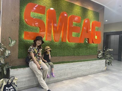SMEAG の看板の前で写る親子