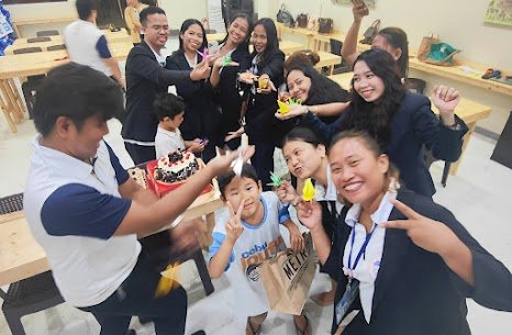 語学学校のスタッフと記念写真を撮る親子と留学生