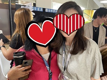 語学学校で、ほかの留学生と並んで写るお客様（顔はスタンプで隠しています）