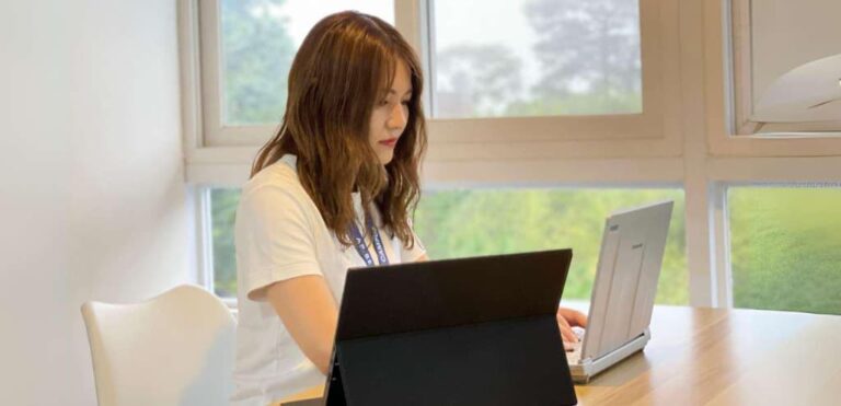 学校の作業スペースでノートパソコンに向かう留学生（BECI シティ）