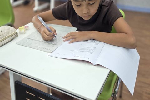 講師と一緒に問題を解く子ども（ジュニアの授業）