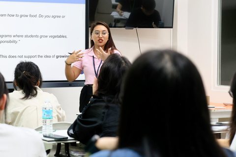 講師の説明を聞くIELTS対策の授業